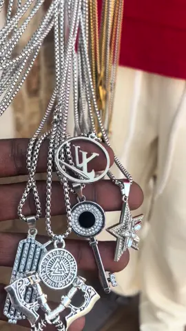 Dore chains zigezweho z’ Abahungu wagura kandi udahenze 🤗 call📞tsapp O791-O26-O33🤗 . @Aphro 👑 shop 👜🕶️🧢👞🧦🩴🩳 @aphro_shop250 @Aphro shop 💼👜🧳💍  . . #FYP #Viral #MensChains #StreetStyle #TrendingNow