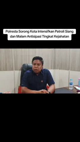 Polresta Sorong Kota Intensifkan Patroli Siang dan Malam Antisipasi Tingkat Kejahatan SORONG, sorongraya.co-Polresta Sorong Kota memperketat pengamanan dengan mengintensifkan patroli siang dan malam di berbagai lokasi rawan kejahatan. Kasat Reskrim AKP Afriangga U. Tan menjelaskan, patroli grup siaga dilakukan sesuai perintah Kapolresta Sorong Kota. Patroli ini mencakup lorong-lorong sepi dan jam-jam rawan, serta pengawasan melalui patroli cyber untuk mendeteksi potensi kejahatan secara lebih cepat.  Upaya ini terbukti efektif menurunkan angka kasus curanmor dan begal dalam beberapa bulan terakhir. “Langkah-langkah ini kami lakukan terkait berbagai kejadian yang terjadi di Kota Sorong akhir-akhir ini. Salah satunya adalah patroli grup siaga yang sudah dilaksanakan sesuai direktif Bapak Kapolresta,” ujar AKP Afriangga kepada awak media, bertempat di Mapolresta Sorong Kota pada Selasa, 30 September 2025. Patroli tersebut dilakukan siang hari pada jam-jam rawan dan di tempat-tempat sepi, dengan fokus utama di lorong-lorong. Pada malam hari, patroli juga rutin dilaksanakan pada jam-jam kecil seperti pukul 02.00 dan 04.00 WIT. Selain patroli fisik, tim Reskrim juga mengintensifkan patroli cyber yang memantau media sosial untuk mengantisipasi laporan kejahatan yang biasanya muncul sebelum pengaduan resmi ke kantor polisi.  