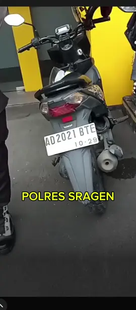Di bilang odgj perempuan tri wulandari mendatangi polres sragen dan penyiram bensin ke polisi #polisiindonesia  #polisisragen  #odgj 