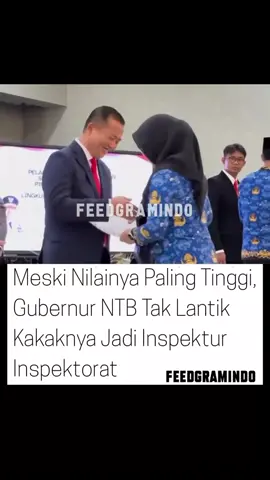 Momen Gubernur cium tangan usai tolak lantik kakak kandung jadi inspektur Gubernur Nusa Tenggara Barat (NTB) Lalu Muhamad Iqbal membeberkan alasan tidak memilih kakak kandungnya, Baiq Nelly Kusumawati, sebagai Inspektur Inspektorat NTB. Padahal, Nelly mendapat nilai tertinggi saat seleksi pejabat eselon II lingkup Pemerintah Provinsi (Pemprov) NTB. 