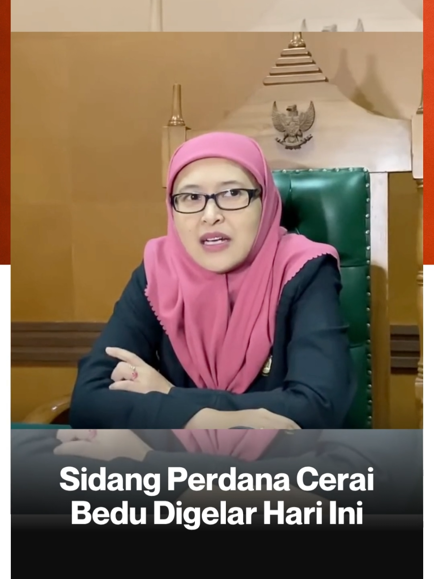 Sidang perdana cerai komedian Bedu dengan istrinya, Irma Kartika Anggreani digelar hari ini. Sidang tersebut akan digelar di Pengadilan Agama Jakarta Selatan. Sebelumnya dalam Instagram Stories miliknya, Bedu, meminta maaf karena belum bisa bicara mengenai perceraiannya ini. Ia berjanji hari ini akan buka suara mengenai perceraian dengan istrinya. Hal ini terlihat dalam Instagram Stories miliknya. Secara mengejutkan, Bedu atau atau Harabdu Tohar, mengajukan cerai talak di Pengadilan Agama Jakarta Selatan. Informasi ini dikonfirmasi langsung oleh Humas Pengadilan Agama Jakarta Selatan, Dede Rika Nurhasanah. Menanggapi hal tersebut, Dede Rika membenarkan ada perkara yang masuk ke sistem Pengadilan. Dede juga menjelaskan perkara tersebut telah resmi terdaftar beberapa hari lalu. Yakni 22 September 2025 dan sidang perdana pada 30 September 2025. Sumber : Detik Aset : YT/@mopchannel #AyoNobarBTV #sidangperdanacerai #bedu #digelarhariini