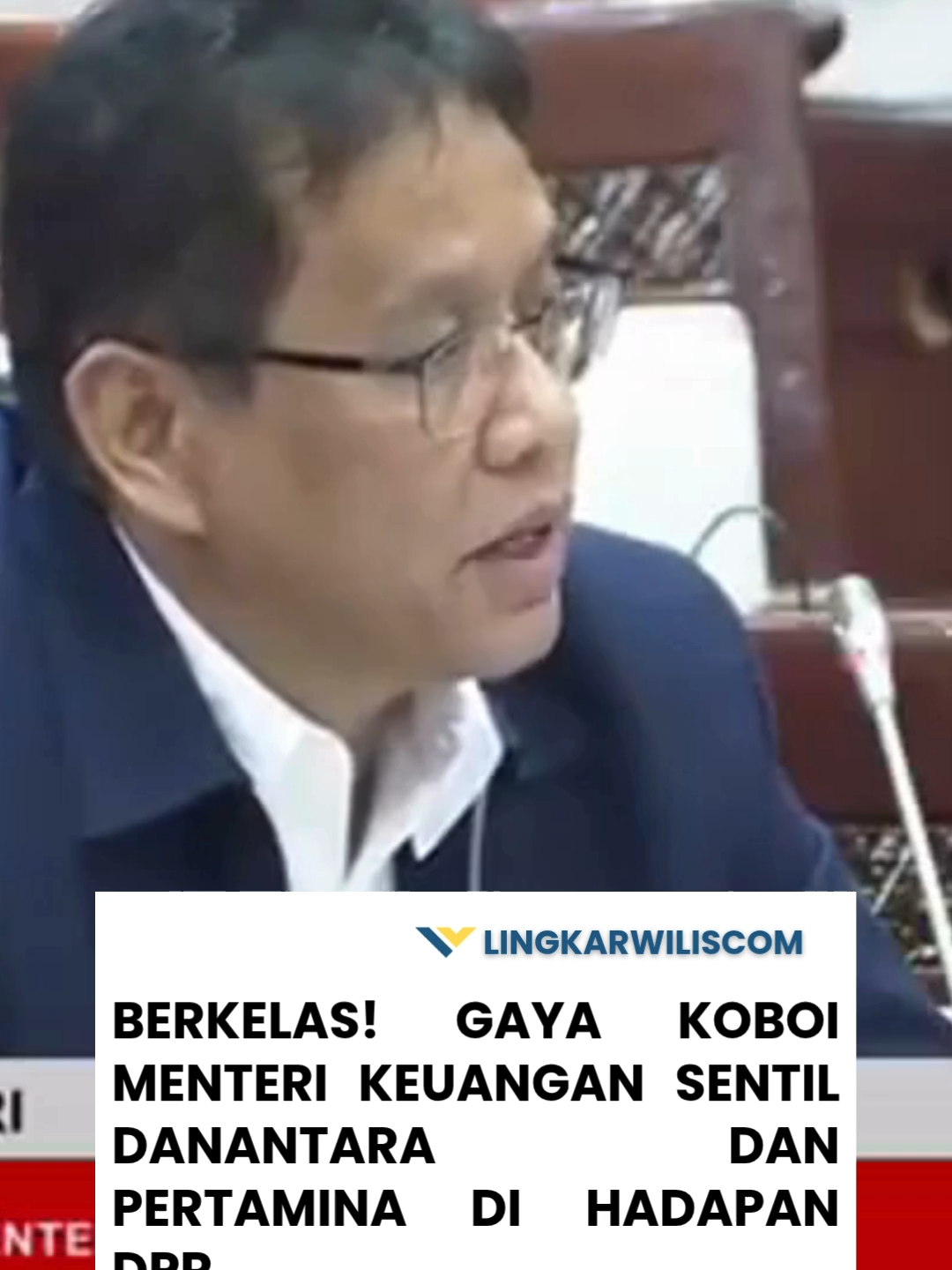 Berkelas! Gaya Koboi Menteri Keuangan Sentil Danantara dan Pertamina Di Hadapan DPR Menteri Keuangan Purbaya Yudhi Sadewa hadir dalam Rapat Kerja bersama Komisi XI DPR RI, Selasa (30/9/2025) pukul 10.00 WIB. Agenda rapat yang disiarkan langsung melalui TV Parlemen itu membahas realisasi kompensasi dan subsidi dalam APBN 2025. Bukan hanya data, gaya bicara Purbaya yang lugas dan santai menjadi perhatian tersendiri. Saat menanggapi sejumlah anggota dewan, ia menyinggung Danantara dan Pertamina dengan nada menohok namun ringan. “Bukan kita ga bisa bikin, atau kita ga bisa bikin proyeknya (red, kilang), tapi pertaminanya males-malesan aja,” ucap Purbaya di hadapan anggota DPR. baca berita selengkapnya di www.lingkarwilis.com ya! #fypp #lingkarwilis #purbayayudhisadewa #menkeu #berita