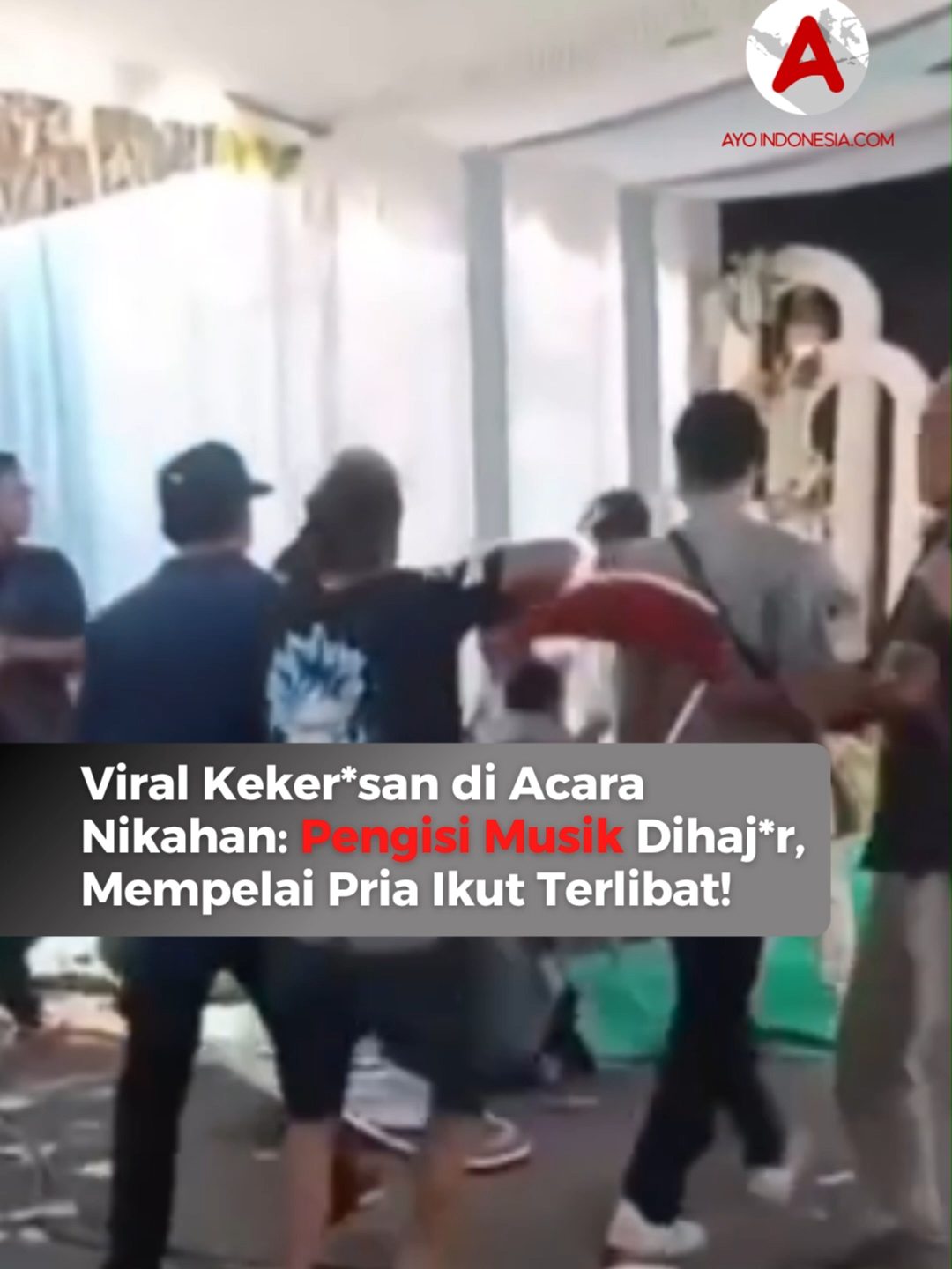 Suasana harusnya meriah dari sebuah hajatan pernikahan di Dukuh Tambak Sari, Desa Gemblegan, Kecamatan Kalikotes, Klaten, mendadak ricuh pada Minggu (28/9/2025) lalu.  Aksi keker*san pecah dan terekam hingga viral di media sosial hingga saat ini. Dilansir dari akun infocegatansukoharjo, keributan dipicu usai permintaan penonton untuk tambahan tiga lagu meskit telah dipenuhi musisi.  Namun setelah pertunjukan selesai, seorang warga yang tengah berjoget protes. “Kok ndang rampung ki pie mas, iki durung enek jam 17.00 WIB (kok sudah selesai gimana mas, ini belum ada jam 17.00 WIB)”  Musisi kemudian menjawab, “Kan sudah kesepakatan to mas, mau ditambah 3 lagu sudah sesuai request.”  Perdebatan singkat itu pun berujung bentrok. Kirun, pemain ketipung, menjadi korban. Ia mengalami memar di pelipis, l*ka sobek di dahi, pusing, serta l*cet pada tangan kiri. Korban sempat mendapat perawatan di RS Soeradji Tirtonegoro Klaten.  Seorang penyanyi, Dila Nurul Novita Sari, juga turut menjadi korban dalam insiden tersebut. Polres Klaten sudah mengamankan tujuh orang terlibat dan sudah mengamankan, termasuk mempelai pria yang disebut ikut dalam aksi keker*san ini. Follow terus @ayoindonesiacom #viral #klaten #kalikotesklaten