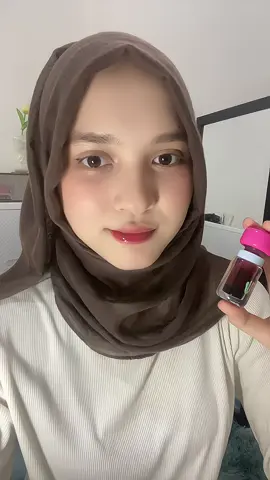 pake glow tint ini makin ga banyak produk yg kita bawa klo lg traveling krna uda paket kumplit bangt💘