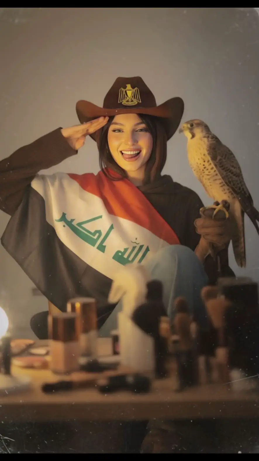 أجعل العلم العراقي ملفوفًا على ظهري كعباءة فضفاضة، واضحًا من خلف كتفي دون أن يغطي صدري. أرتدي قبعة بنية على طراز رعاة البقر عليها شعار العراق، وأحمل بيدي صقرًا ،واجعلني اكثر انوثه ،حافظ على وجهي الحقيقي كما هو واجعل أسلوبي واقعيًا. أضف تحية باليد إلى جانب رأسي. التقطها كصورة بولارويد، لتبدو كصورة عادية. يجب أن تكون الصورة ضبابية بعض الشيء ومصدر ضوء ثابت، مثل وميض في غرفة مظلمة ينعكس على الصورة. لا تغير الوجوه أو ملامح الوجه.، واجعلني أضحك ضحكه جميله مع اخراج طرف لساني بصوره ظريفه. #🇮🇶 #اليوم_الوطني_العراقي🇮🇶 #كليشة_gemin 