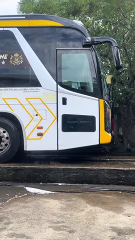 Mưa bão thì kệ mưa bão .. ta vẫn phải đẹp trai . Phục vụ bà con khách hàng 😆😆