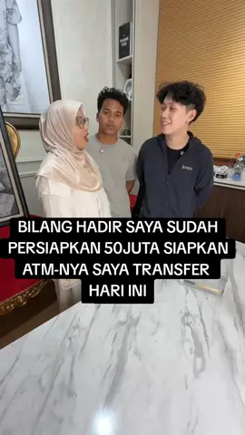 # WILLIE SALIM BERBAGI-BAGI HADIAH ONLINE GUY'S🥳🥳 #2025 Sejarah #fotografi🕋  dimulai dengan penemuan dua prinsip penting: yang pertama adalah kamera obscura memproyeksikan gambar, yang kedua adalah penemuan bahwa beberapa zat terlihat berubah oleh paparan cahaya. Tidak ada artefak atau deskripsi yang menunjukkan upaya untuk menangkap gambar dengan bahan sensitif cahaya sebelum abad ke-18. Pemandangan dari jendela di Le Gras 1926 atau 1827, diyakini sebagai foto kamera paling awal yang masih ada. [1] Penambahan reoriented asli (kiri) dan berwarna (kanan). Sekitar 1717, Johann Henry Schulze menggunakan bubur sensitif cahaya untuk menangkap gambar huruf cut-out pada botol. Namun, ia tidak mengejar membuat hasil ini permanen. Sekitar tahun 1800, Thomas Wedgwood membuat yang pertama didokumenkan secara andal, meskipun upaya gagal dalam menangkap gambar kamera dalam bentuk permanen... Eksperimennya memang menghasilkan fotogram terperinci, tetapi Wedgwood dan pasangannya Humphry Davy tidak menemukan cara untuk memperbaiki gambar-gambar ini. Pada 1826, Nicéphore Niépce pertama kali berhasil memperbaiki gambar yang ditangkap dengan kamera, tetapi diperlukan pencahayaan di kamera selama delapan jam atau bahkan beberapa hari dan hasil paling awal sangat kasar. Rekan Niépce Louis Daguerre melanjutkan untuk mengembangkan proses daguerretipe, yang pertama diumumkan secara publik dan proses fotografi yang layak secara komersial. daguerretipe hanya membutuhkan beberapa menit pencahayaan di kamera, dan menghasilkan hasil yang jelas dan terperinci. Pada tanggal 2 Agustus 1839 Daguerre mendemonstrasikan rincian proses ke Kamar Teman di Paris. Pada tanggal 19 Agustus rincian teknis dipublikasikan dalam pertemuan Akademi Ilmu Pengetahuan dan Akademi Seni Rupa di Istana Lembaga. (Untuk memberikan hak penemuankepada publik, Daguerre dan Niépce diberikan anuitas yang murah hati seumur hidup.) [3][4 [5] Ketika proses daguerretipe berbasis logam ditunjukkan secara resmi kepada publik, pendekatan #fyppppppppppppppppppppppp 