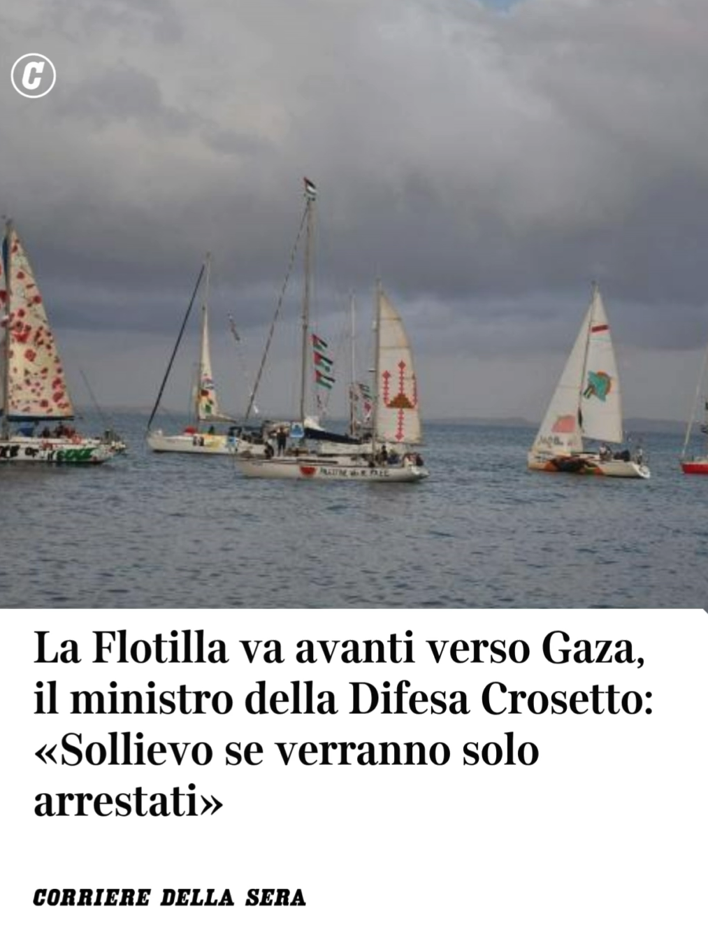 Già mercoledì la Global Sumud Flotilla potrebbe entrare nella «zona a rischio», che dovrebbe essere quella a circa cento miglia di distanza dalla Striscia di Gaza, in acque ancora internazionali. Con un condizionale d’obbligo, visto che il confine ufficiale del blocco navale dovrebbe essere molto più avanti e la discrezionalità dei militari israeliani è molto ampia. Il ministro degli Esteri Antonio Tajani ieri ha cercato di tranquillizzare gli animi: «Ho parlato con il titolare degli Esteri d’Israele e ho chiesto che venga garantita la sicurezza degli italiani, che non ci siano azioni violente in caso di intervento israeliano». Ma che nessuno si faccia male il capo della Farnesina non può assicurarlo: «Forzare il blocco comporta rischi, mi auguro che il rischio non sia la vita». Il ministro della Difesa Guido Crosetto la pensa alla stessa maniera: «Do per scontato che gli attivisti vengano arrestati, questo mi sembra il minimo. Metterei la firma perché succedesse solo questo senza nessun altro tipo di conseguenza». Anche a bordo serpeggia la paura. «Ho una fifa nera, l’attacco con i droni del 23 settembre è stato spaventoso e tra poco varcheremo la linea della zona a rischio. Io poi non ho nessuna esperienza militare, non ho fatto nemmeno il servizio di leva. Sono un non violento». Carlo Alberto Biasoli, 39 anni, di Ravenna, è alla guida della barca a vela Morgana, che ospita anche il senatore M5S Marco Croatti e l’europarlamentare dell’Avs Benedetta Scuderi. 👉 Leggi l'articolo completo di Alessandra Arachi e Monica Ricci Sargentini sul Corriere  #gaza #globalsumudflotilla #flotilla