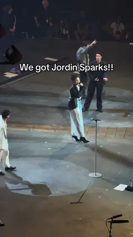 Phoenix Special Guest JORDIN SPARKS!!! 🔥 #jordinsparks #jonasbrothers #greetingsfromyourhometown #phoenix #concerts @Jonas Brothers @Jordin Sparks @joejonas 