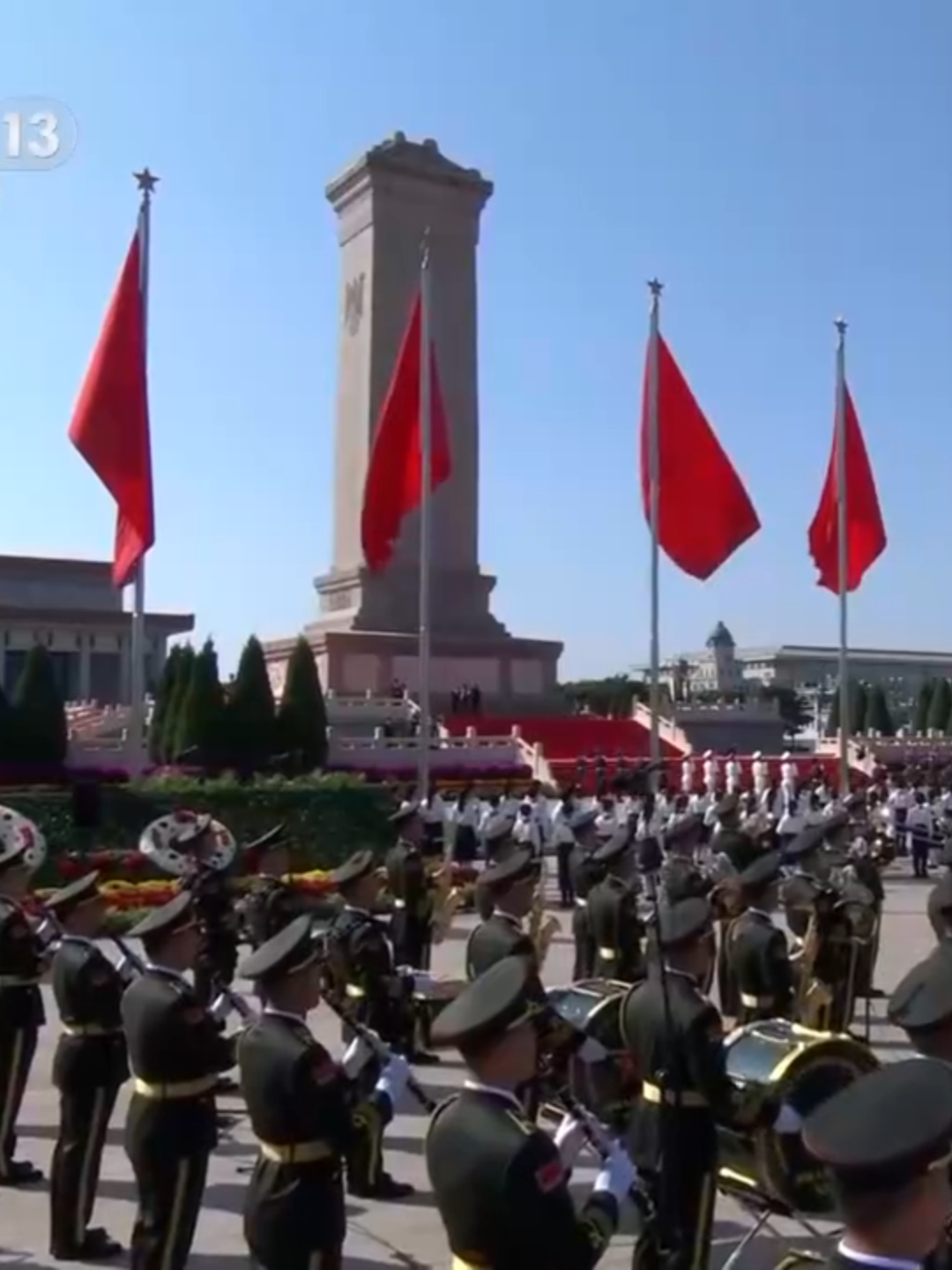 Le président chinois, Xi Jinping, et d'autres dirigeants du Parti communiste chinois (PCC) et de l'Etat ont assisté mardi matin sur la place Tian'anmen, au centre de Beijing, à une cérémonie pour présenter des paniers de fleurs aux héros nationaux. L'événement a été organisé pour commémorer la Journée des martyrs, un jour avant la Fête nationale de la Chine. Cette année marque le 80e anniversaire de la victoire de la Guerre de résistance du peuple chinois contre l'agression japonaise et de la Guerre mondiale antifasciste. #Chine