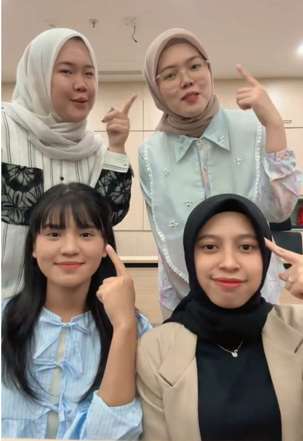 latepost stecu nih manager dan talentnya 🤣🤘 tebak siapa penglarisnya? 🤭 @sellchaa🌷  #trishajkt48 #fyp #fypdong #trisha #sellchaaa 