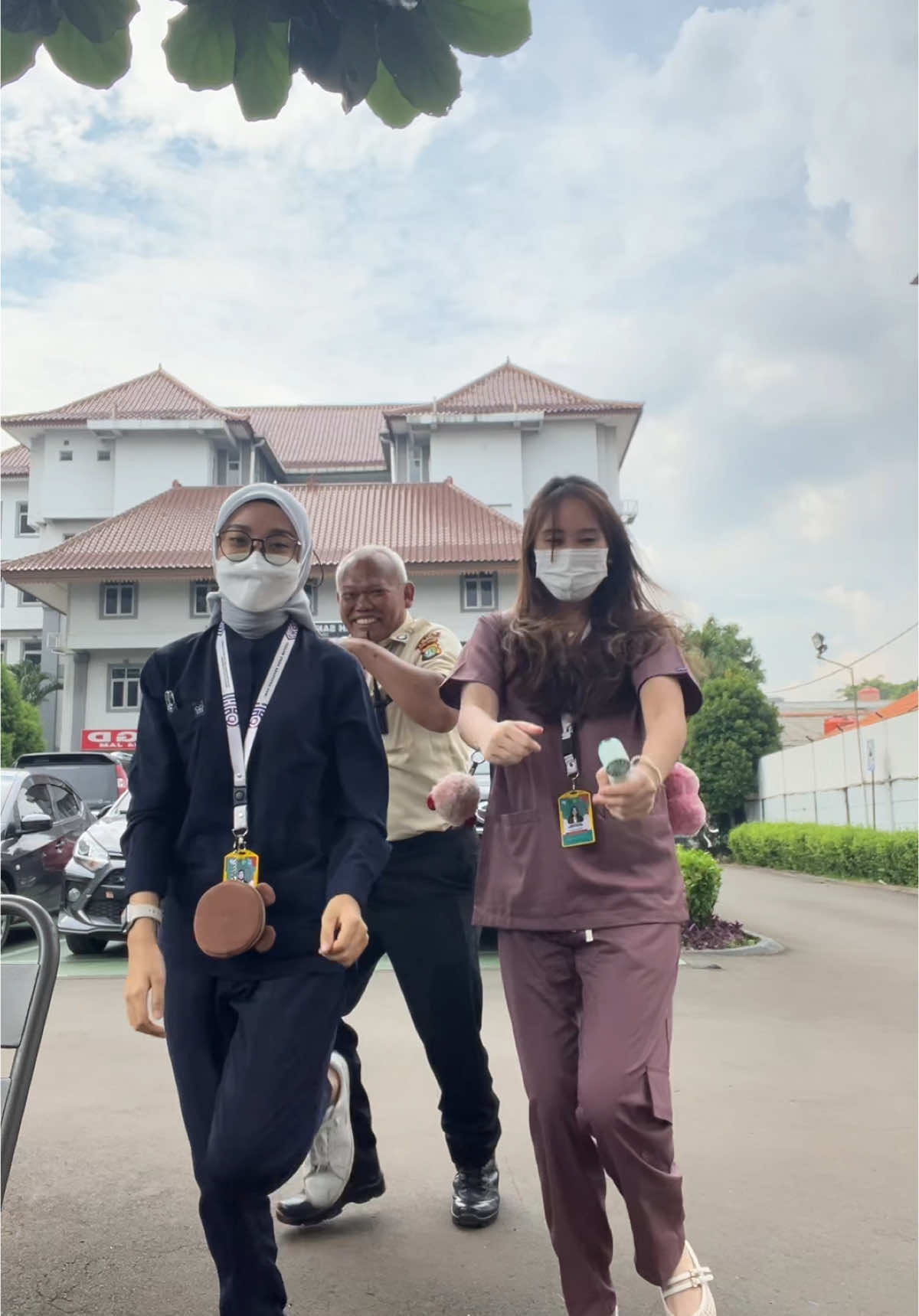 tiba tiba bgt ada yg nongol
