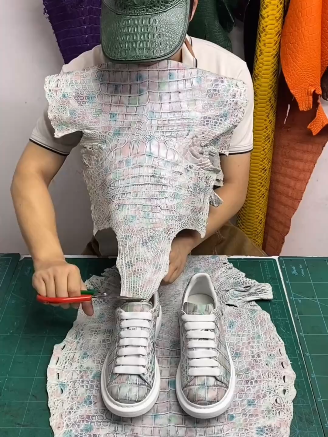 Màu này độc lạ quá các bác ạ #dodathucong #handmadeleatherbag #khautay #leathercraft #diyprojectvn #handmade #viral #thucong #diyproject