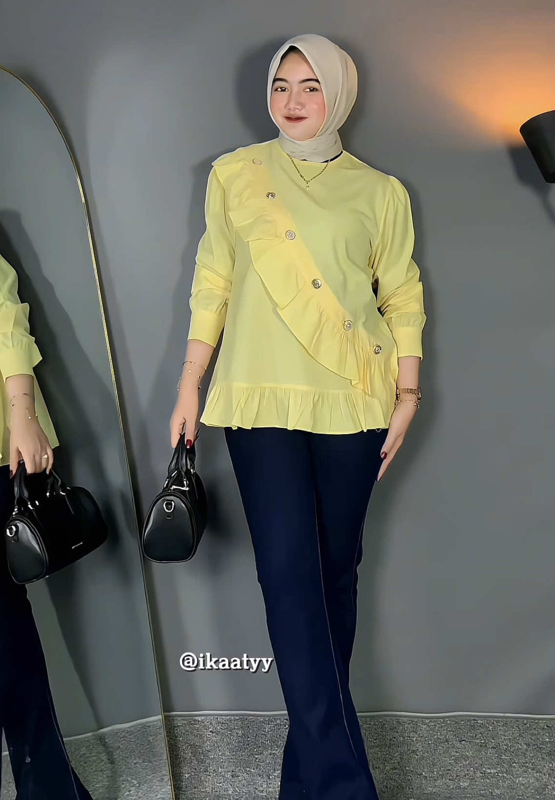 Suka bgt sama blousenya🥵🫶🏻 #liliblouse #blousewanita #cutbrayjeans #jeanscutbraywanita 