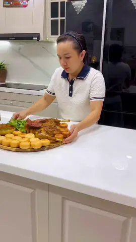 Các chị có thấy mẹ Loan đảm không? Mùa Trung thu này, Loan hỏi con thích ăn món gì, con nói con thích ăn gà nướng, thế là hợp lý quá vì gà thì nhà k thiếu, được Mẹ ngoại cung cấp đầy đủ, thế là cả nhà có món ăn ngon, thích quá đi mất, nhìn con vừa ăn vừa hít hà vừa ríu rít khen ngon mà bao mệt mỏi tan biến mất  #Minigame #ngottrangdamtinh #tapuho @TAPUHO Store 