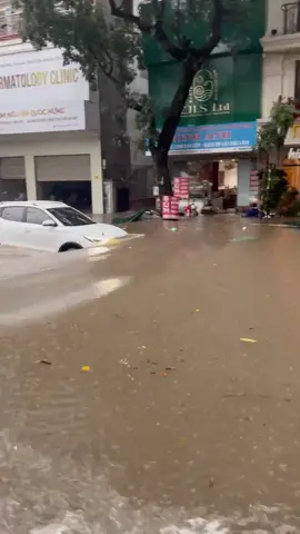 Xe ô tô cố chấp lao vào đường ngập và cái kết bơi tự do 🥲