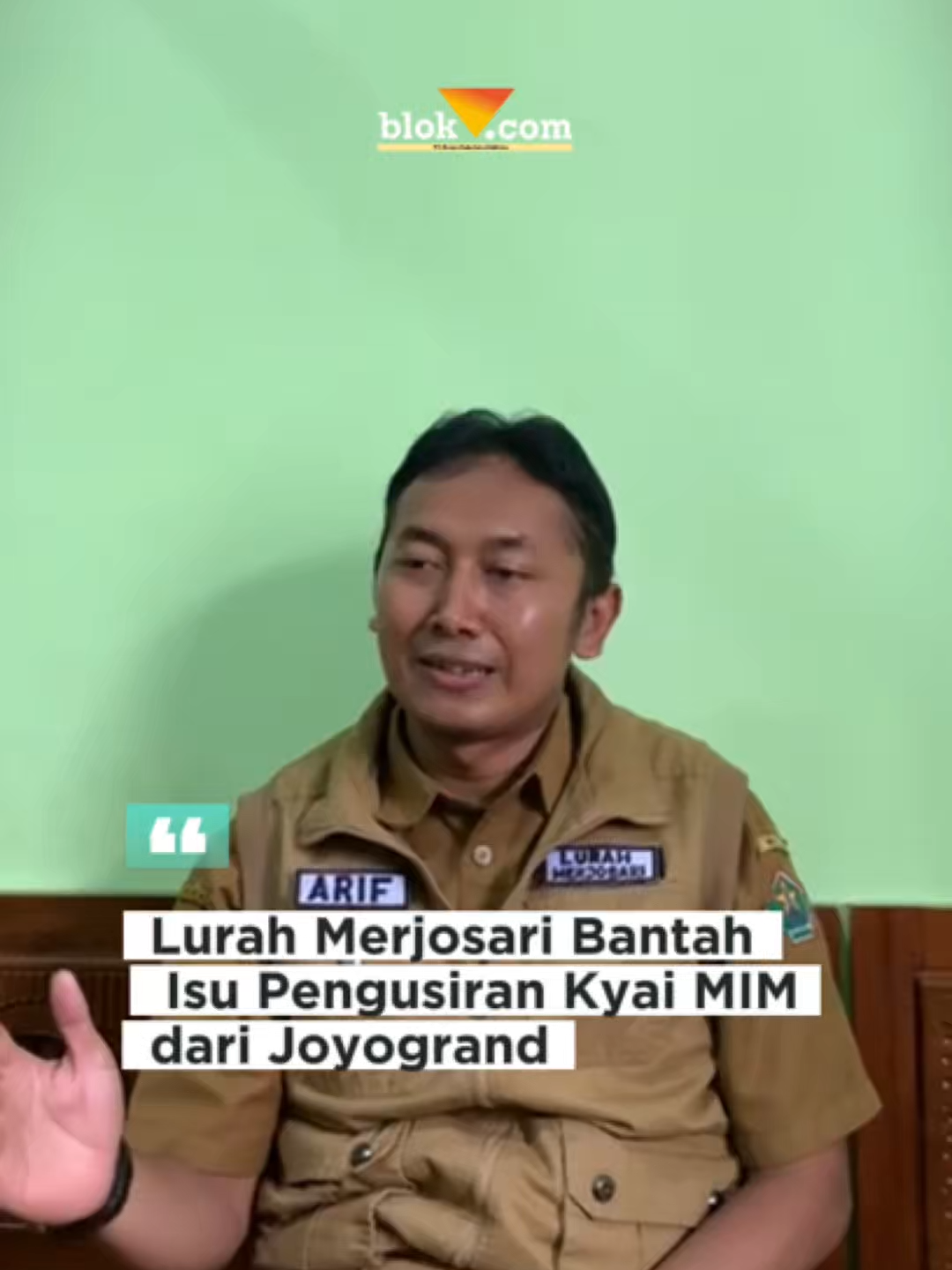 Lurah Merjosari, Moh Syaiful Arif buka suara atas kabar pengusiran Eks Dosen UIN Malang, Kyai Muhammad Imam Muslimin (MIM) dari rumahnya di Jalan Joyogrand Kavling III Atas Nomor 50 Kelurahan Merjosari, Kecamatan Lowokwaru, Kota Malang. Arif menjelaskan, kabar tersebut tidak benar. Dia menyebut warga sebenarnya tidak mengusir. Mereka hanya tidak setuju Kyai MIM menjadi warga perumahan tersebut. “Tidak diusir maksudnya penolakan untuk menjadi warga RT 09 RW 09. Beliau bukan warga sana asli tapi warga Karangbesuki,” jelasnya. Dia menjelaskan, Kyai MIM beserta istrinya menempati rumah di Joyogrand itu sejak Maret 2025. Rumah itu sendiri tercatat memang atas nama istri Kyai MIM, Rosida Vignesvari. “Itu rumahnya memang atas nama ibu Rosida,” jelasnya. Dia menjelaskan, penolakan itu muncul atas kesepakatan warga. Menurutnya, warga menolak Kyai MIM di Joyogrand karena, perbuatan Kyai MIM meresahkan warga. “Sebagaimana tertuang di kesepakatan, RT 09 RW 09,” imbuhnya. Selengkapnya kunjungi website www.blok-a.com #infomalang #infomalangraya #lurah #konflik #dosen #uinmalang