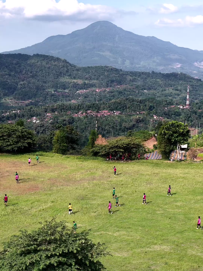 Maen bola di lapangan cisoka viewnya bagus banget ya 🥰🥰🥰 #lapangancisoka  #rancakalong #gunungtampomas #cisokarancakalong #sumedang  