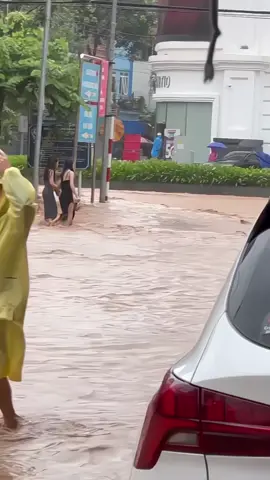 Mưa ngập thế này các e vẫn phải đi làm