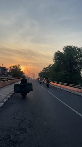 Barangkali jika kamu ingin kembali, nomorku masin sama, rasaku masih ada, aku masih sendiri menunggumu pulang disini. Aku tetap aku yang selalu mencintaimu, setelah perpisahan itu rasaku tak berubah sedikitpun, hanya saja aku tak lagi memperlihatkannya #fyp #foryou #xyzbca #semarang 