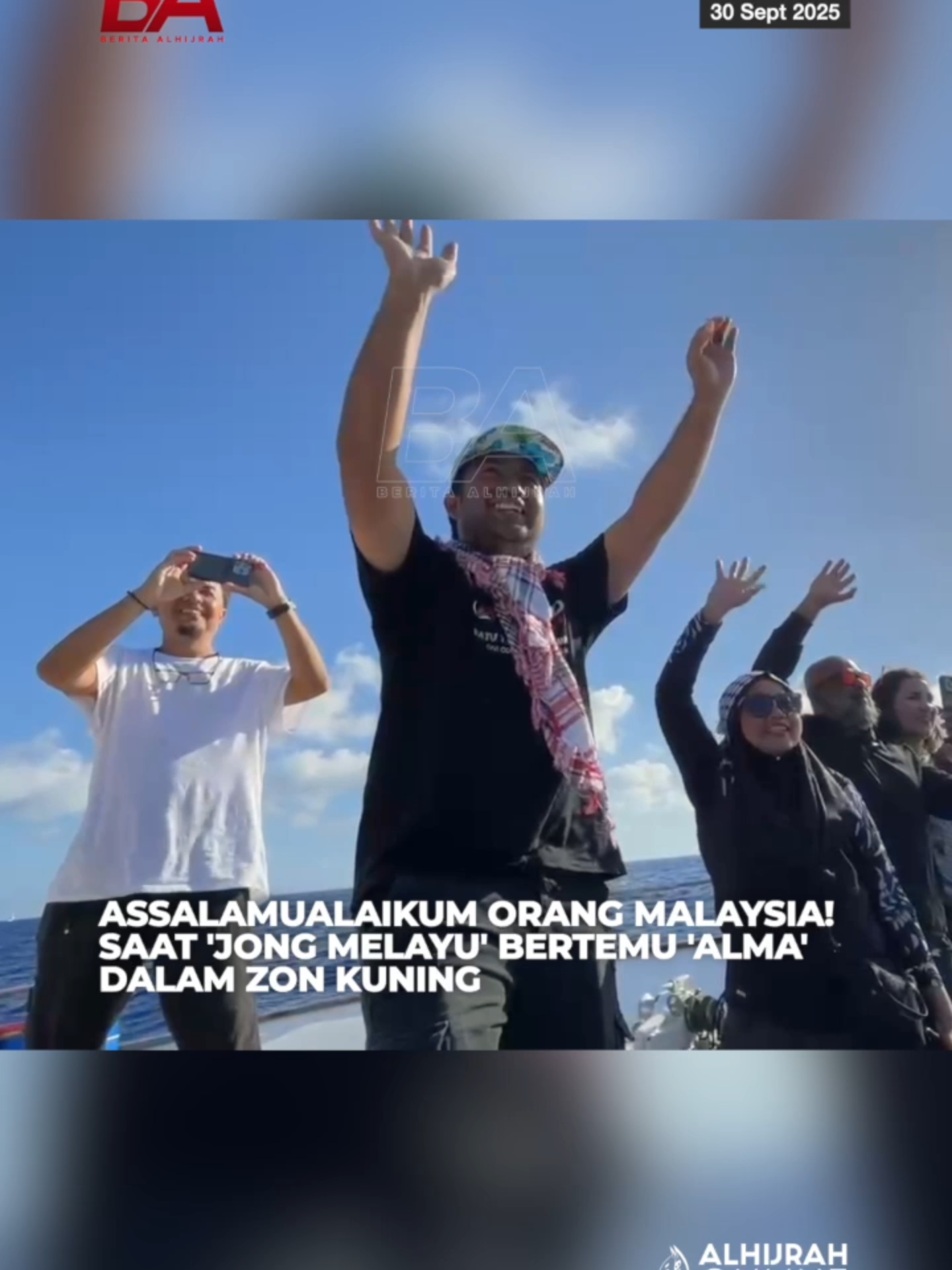 Assalamualaikum, orang Malaysia! Kapal Jong Melayu yang dinaiki empat rakyat Malaysia termasuk Nadir al-Nuri dan dua kru TV AlHijrah, bertemu dengan kapal Alma yang dinaiki tiga rakyat Malaysia antaranya Iylia Balqis dan Musa Nuwayri, dalam zon kuning.