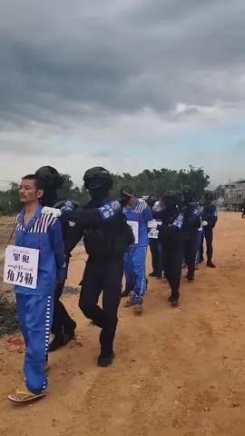 Đó daolua cả trăm nghìn tỷ, sẽ được tiễn sang bên kia tha hồ mà tiêu nhé Bao nhiêu gia đình vì các ông mà tan nát. Miến Điện dưới sức ép từ TQ đã phải triệt phá nhiều tụ điểm daolua, b.u.ôn ng.ư/ời , bu/ôn b/án noitang chủ yếu tại các vùng phía Bắc do ae Phiến quân kiểm soát. Lần này có 6 ông trùm được đưa ra xét xử, 2 chung thân và 4 tuhinh công khai.