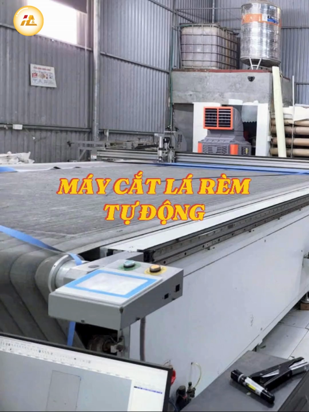 Máy cắt tự động lá rèm - công cụ đắc lực tạo nên những bộ rèm đẹp Để tạo ra những bộ rèm chất lượng cao với đường cắt sắc nét, từng chi tiết chỉn chu thì không những cần đôi tay khéo léo của người thợ lành nghề mà còn cần đến công nghệ sản xuất chuyên nghiệp. Tại H&C, chúng tôi liên tục đầu tư máy móc hiện đại nhằm tối ưu quy trình.  Và hôm nay H&C xin giới thiệu máy cắt tự động rèm cuốn/rèm lá dọc, thiết bị giúp:  • Cắt chính xác đến từng milimet  • Tăng tốc độ sản xuất, giảm lỗi thủ công  • Đảm bảo chất lượng đồng đều cho mọi đơn hàng  🎯 Với hệ thống máy móc tiên tiến và đội ngũ thợ lành nghề, H&C cam kết mang đến cho đại lý sản phẩm hoàn thiện nhanh – đẹp – ổn định, sẵn sàng đáp ứng các đơn hàng số lượng lớn, yêu cầu cao.  👉 Đồng hành cùng H&C, bạn đang hợp tác với một đối tác sản xuất rèm uy tín với quy trình chuyên nghiệp và nền tảng sản xuất vững chắc. ---------------------------- Công ty TNHH XNK Thương mại và Nội thất H&C  Miền Bắc  Địa chỉ : Xóm 3, Đồng Nhân, An Khánh, TP Hà Nội Hotline : 0977.352.505  Miền Trung Địa chỉ : Số 06 đường Bùi Chát, Phường‍ Liên‍ Chiểu, TP Đà Nẵng Hotline : 0968.736.578  Miền Nam Địa chỉ : Số 58 Đường Thạnh Xuân 52, Khu phố 4, phường Thới An, TP Hồ Chí Minh Hotline : 0865.666.521 #remhc #remcua #remvessel #vachtoongvessel #cualuoichongcontrung #remcauvong #remcauvongHC #remcauvongfineplus #fineplus #cualuoichongmuoi #remroman #remintranh #remdreamcurtain #remcuon #remladoc #remlantex #tuyendailyphanphoirem #tuyendaily #kinhdoanhrem #tinhhoahoitu #singapore