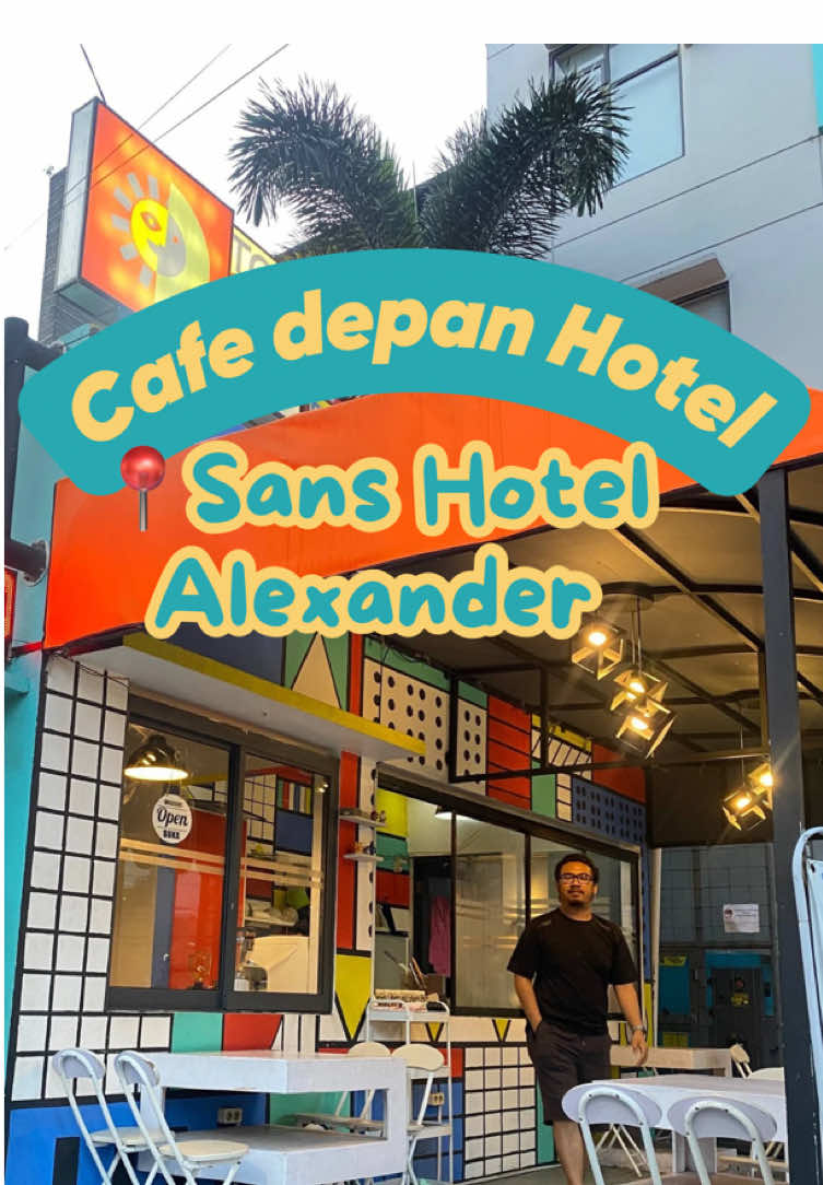 Ternyata depan Sans Hotel Alexander ada cafe yang chill banget ✨ Booking hotelnya bisa via RedDoorz yaa gais… #REDTRAVELERS #BerkeSANS #sanshotelalexanderbandung #wisatabandung #kulinerbandung 