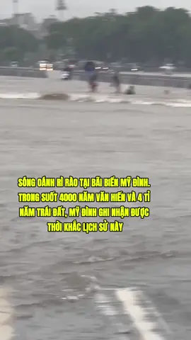 Sóng oánh rì rào tại bãi biển Mỹ Đình  Đây có lẽ là lần đầu tiên trong suốt 4.000 năm văn hiến và 4 tỉ năm Trái Đất, Mỹ Đình ghi nhận được thời khắc lịch sử này. #kientiger #viral #mưagióbãobùng #svdmydinh #hanoi  