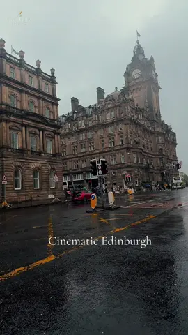 🏰 When Edinburgh’s Victorian Streets Glow in the Rain — Pure Cinema #EdinburghVibes #VictorianStreets #RainyDayEdinburgh #PrincesStreetView #CinematicScotland
