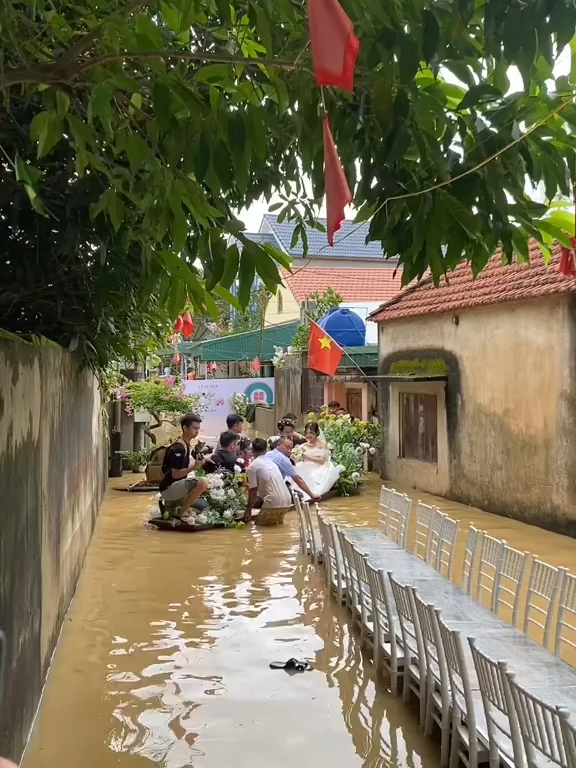 Đám cưới thuyền hoa đúng nghĩa, kỷ niệm đáng nhớ của đôi bạn trẻ 🥰🥰 Video: htrang0611 #theanh28 #tiktoknews #hanoinews #bualoi #baobualoi #baoso10