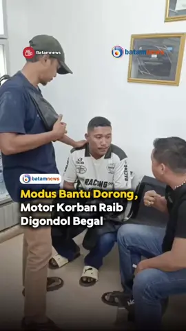 Aksi begal motor di Bengkong berhasil diungkap Unit Reskrim Polsek Bengkong. Pelaku Rikar berpura-pura menolong Wahyu, korban yang masih di bawah umur, ketika motor korban putus tali kopling di depan Kimia Farma. Rikar bahkan membayar ongkos bengkel agar dipercaya. Dengan alasan ke ATM, Rikar memboncengi Wahyu lalu menurunkannya di tempat gelap dan kabur membawa motor. Wahyu yang panik kembali ke Kimia Farma dan menceritakan kejadian ke warga. Soma, saksi di lokasi, segera berkoordinasi dengan RT dan Kimia Farma untuk mengamankan motor pelaku. Berkat laporan cepat, polisi bersama warga berhasil membekuk Rikar. Ia mengaku nekat membegal karena desakan ekonomi dan istrinya sedang hamil. #batamnews #batam 