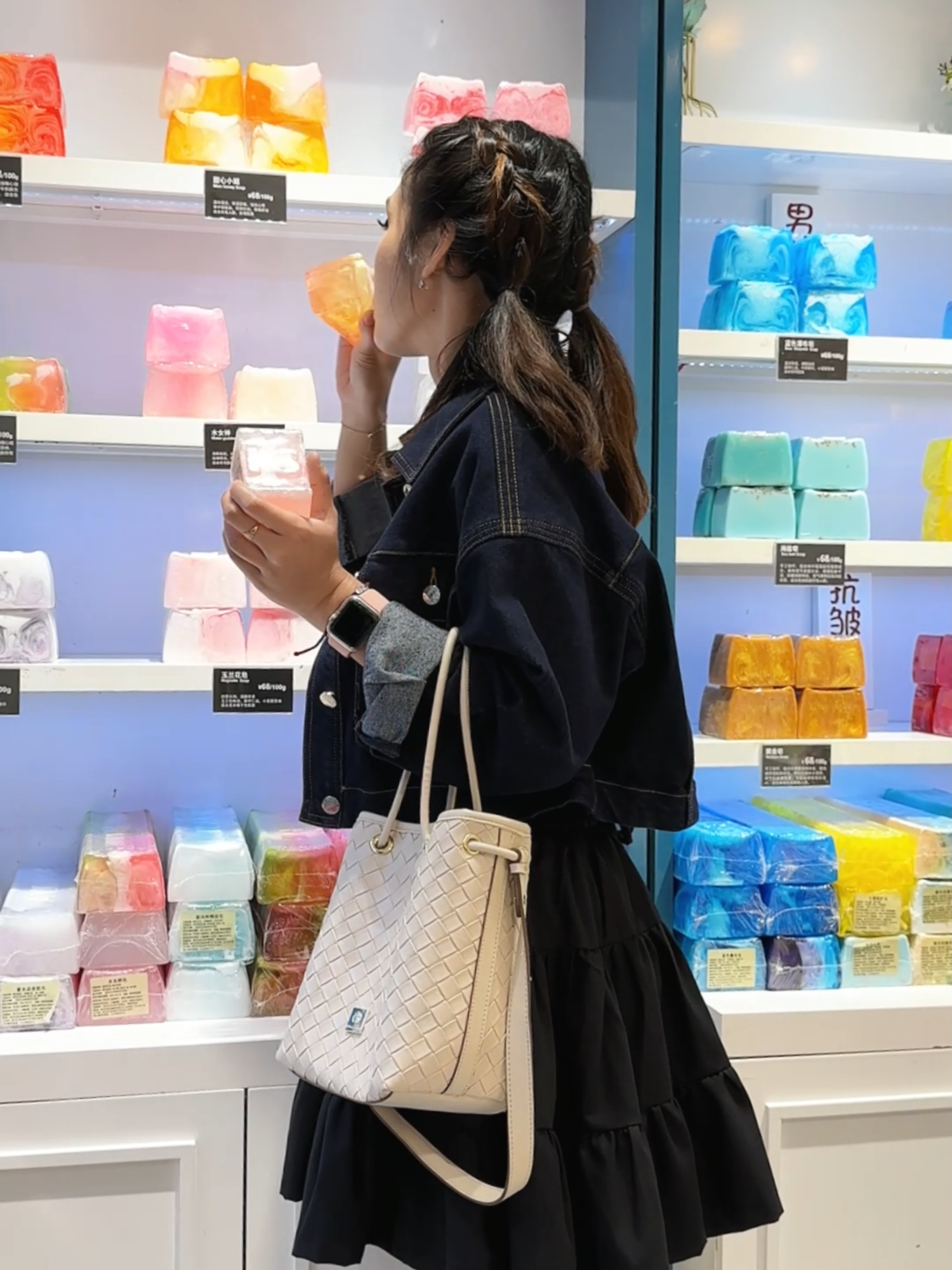 Who says shopping can’t be fashionable? Omoda Braided proves it🛍️✨. #lescatino #lokalbrand #fyp #taswanita #trend