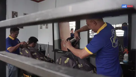 #sahabatlamometuah Lapas Kelas IIB Meulaboh, Aceh Barat, melaksanakan program pembinaan kemandirian dengan memberikan berbagai pelatihan keterampilan wirausaha bagi warga binaan. Program tersebut meliputi pembuatan jala ikan, kerajinan umpan pancing bulu dari limbah plastik, barbershop atau pangkas rambut, serta pembuatan batako dari limbah PLTU. Kasubsi Giatja, Denni HS, menyebutkan pelatihan itu bertujuan membekali warga binaan agar memiliki keahlian praktis yang bisa dijadikan mata pencaharian setelah bebas. “Kita latih mereka merajut jala, barbershop, membuat batako, sehingga setelah bebas bisa mandiri tanpa harus bergantung pada orang lain,” ujarnya, Senin (29/9/2025). Selengkapnya 👇🏼👇🏼 www.lapasmeulaboh.kemenkumham.go.id Salam Humas Lamo METUAH (Mengayomi, Transparan, Unggul, Aman, Humanis) #Kemenimipas #Pemasyarakatan #lapasmeulaboh #guardandguide