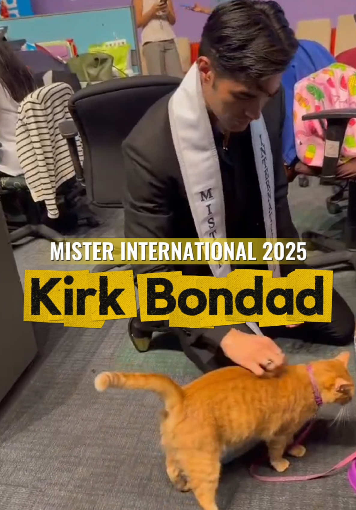 SI-CAT SA NEWS5 😻 Kasama sa homecoming itinerary ni Mister International 2025 #KirkBondad ang pagbisita niya sa News5 newsroom! Sa gitna ng daily grind ng balitaan, nakipagkumustahan siya sa mga newsroom personnel, at siyempre kay Flora — ang resident TV5 posa! 🐈 | via @MJ Marfori|CelebrityInterviews #News5 #NewsPH #EntertainmentNewsPH 