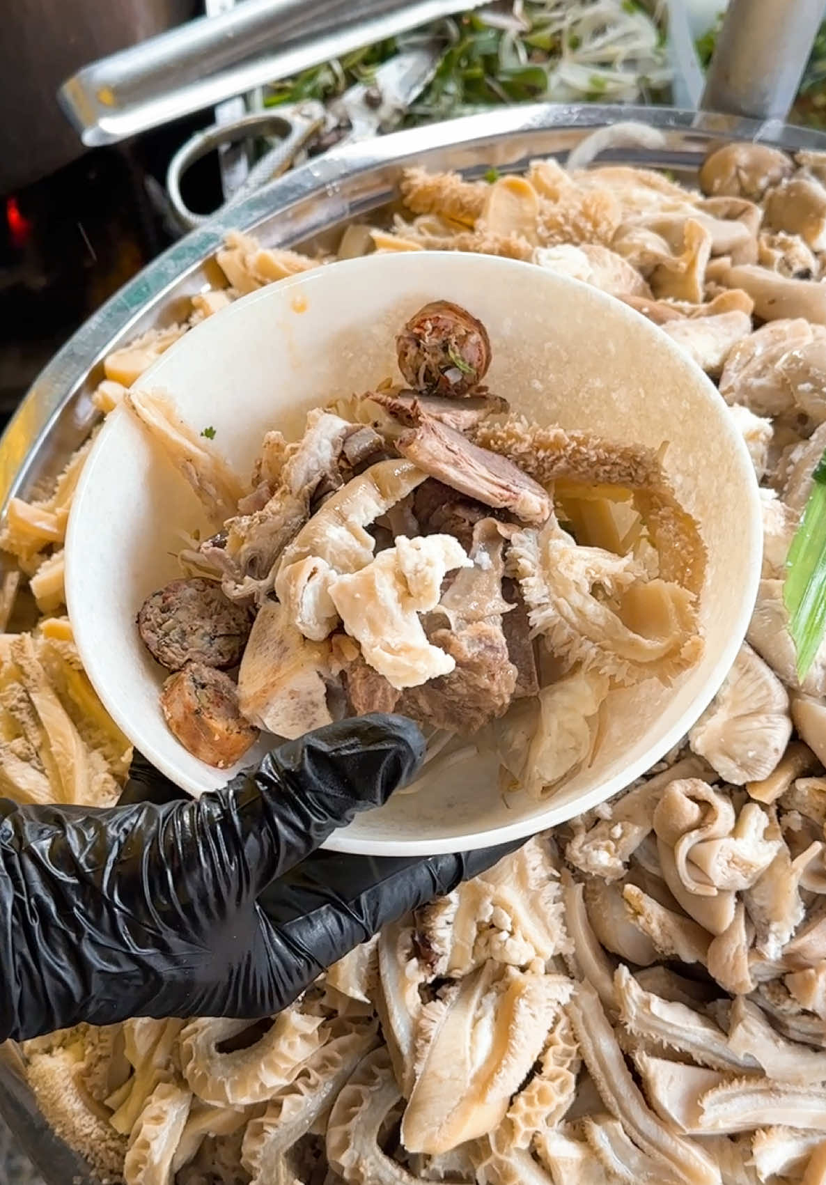 Tô cháo sườn bò mix nạm lòng bò thập cẩm ở Cháo Bò 99 đúng kiểu “nói chuyện” với chiếc bụng đói của bạn luôn 😍. Miếng sườn bò hầm mềm, nạm thì ngọt tự nhiên, lòng bò giòn giòn vui miệng, tất cả quyện vào cháo nóng hổi thơm lừng, ăn đến đâu là ấm bụng đến đó. Cảm giác như tô cháo muốn thì thầm: “ngồi xuống đi, để mình chăm cho no nê, ngon lành một bữa”. Rủ ngay team văn phòng đang tan ca hay nhóm bạn hay tụ tập sau giờ chơi, ghé trải nghiệm liền kẻo lỡ vibe rần rần này. Ăn một lần là nhớ, ăn cùng nhau là vui, chắc chắn làm team của bạn gắn kết hơn cả ngàn buổi họp ✨🔥. #Chaobo99 #xuhuongtiktok #LearnOnTikTok #ancungtiktok #riviewanngon 