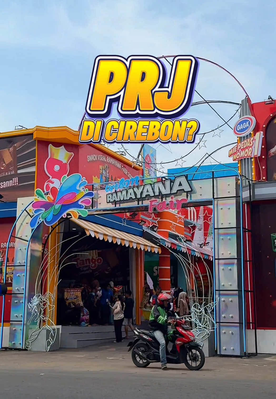 Mampir kesini vibesnya berasa di PRJ, apalagi liat snack jumbo dari berbagai brand yang unik banget Di Cirebon Ramayana Fair juga ada stand bazar umkm dan hiburan live music, gass ramaikan lur Lokasi Ramayana Cirebon (Plered) Sampai 2 November 2025 #jajanisasi #cirebon #ramayana #kabupatencirebon #kuliner