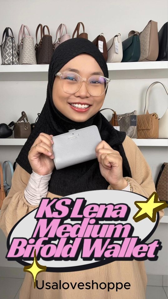 Muted Elegance Meets Function 💼
The Lena Medium Bifold Wallet in Mountain Grey is your understated luxury essential. With its sleek silhouette and polished hardware, this compact beauty fits perfectly in your everyday handbag — no bulk, just style.
✨ RM399
Slip it into your tote or carry solo for quick errands. 