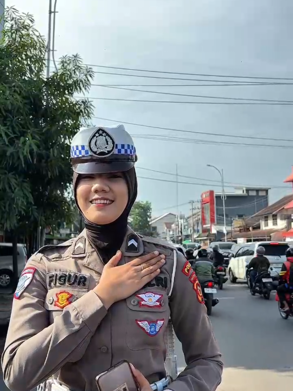 UJI COBA JALUR SATU ARAH (SSA) 🚦 Dinas Perhubungan Provinsi Sumatera Selatan bersama Dirlantas Polda Sumsel, Satlantas Polrestabes Palembang, Dishub Kota Palembang dan stakeholder terkait akan melaksanakan uji coba penerapan Jalur Satu Arah (SSA). 📍Di Jalan AKBP H. Cik Agus (Dari Simpang Pakri menuju Simpang Patal) Mulai Kamis, 2 Oktober 2025 Uji coba ini bertujuan untuk meningkatkan kelancaran arus lalu lintas, mengurangi kemacetan, serta menciptakan keteraturan berkendara di kawasan tersebut. Dihimbau kepada seluruh pengguna jalan agar mematuhi rambu dan arahan petugas di lapangan demi keselamatan bersama. Mari bersama-sama mendukung upaya ini demi terciptanya lalu lintas yang lebih tertib, aman, dan nyaman. 🙌