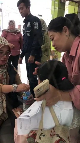 Gk nyangka biasa liat berita simpang siur tentang keracunan MBG ini tiba2 nimpa adik sendiri yallah kecewa bgt syok liatnya sampe muntah2 badannya gemeter lemes berangkat tdi ceria bgt wajahny skrg terbaring di rumah sakit karna keracunan yg saya gk ngerti kenapa bisa keracunan KATANYA ADA PENGAWAS AHLI GIZI ?! #mbg #keracunan #garut #garutpride🔥 #jawabarat viral
