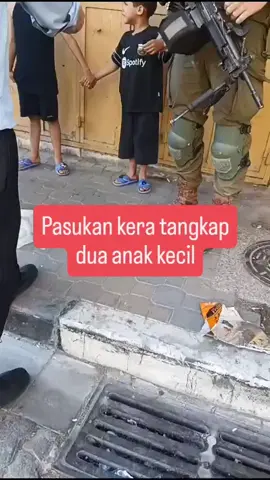 Rekaman yang mendokumentasikan penangkapan 2 anak oleh pasukan Israel selama serangan di kota Hebron. #freepalestine🇵🇸  #creatorsearchinsights 