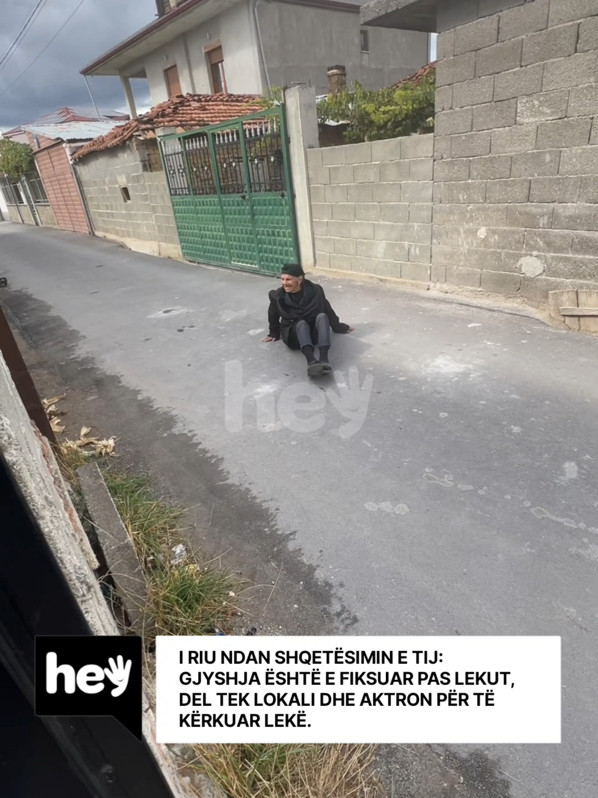I riu ndan shqetësimin e tij: Gjyshja është e fiksuar pas lekut, del tek lokali dhe aktron për të kërkuar lekë. #heymedia #korce #klevisidhenëna #viral #fyp 