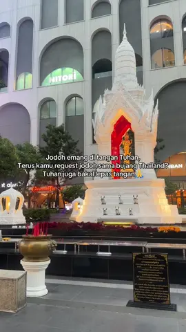 Mana tahun depan udah kepala 3 gimana ini?! Panik dikit gak ngaruh tetep mau bujang Thailand aja boleh gak😭🙏🙏 Tag temen kamu yang menolak sadar juga! #thaienthu #raikantopeni #tripbybuneg #tourngebucin #fypシ゚ 