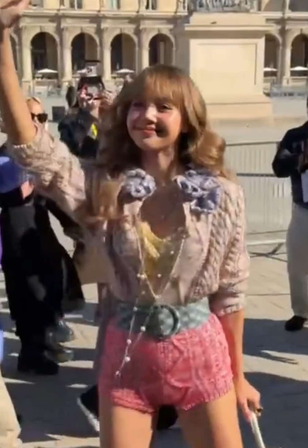Lisa est arrivée au défilé #louisvuitton 💗 #fashiontiktok #fashionweek #TikTokFashion 