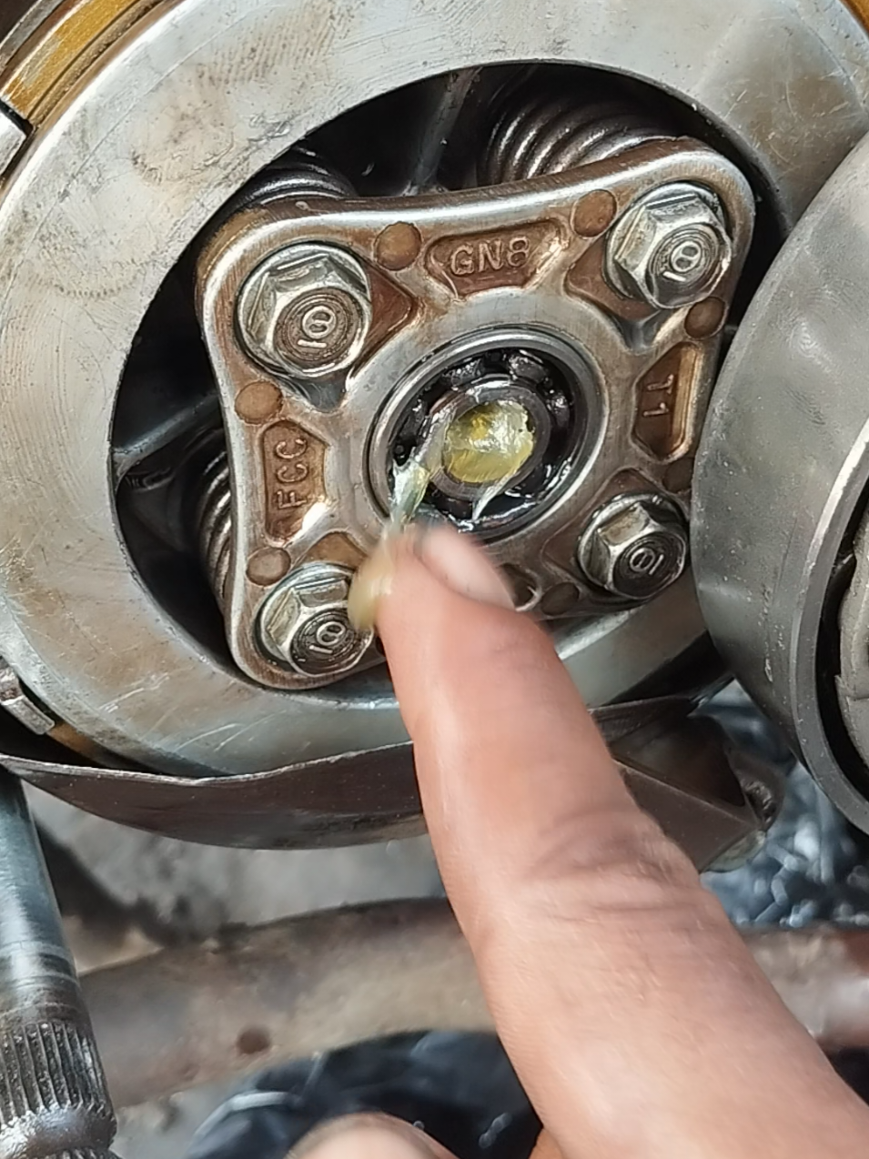 pemasangan top kopling Supra grand #otomotif #mekaniktiktok #bengkelmotor #fyp 