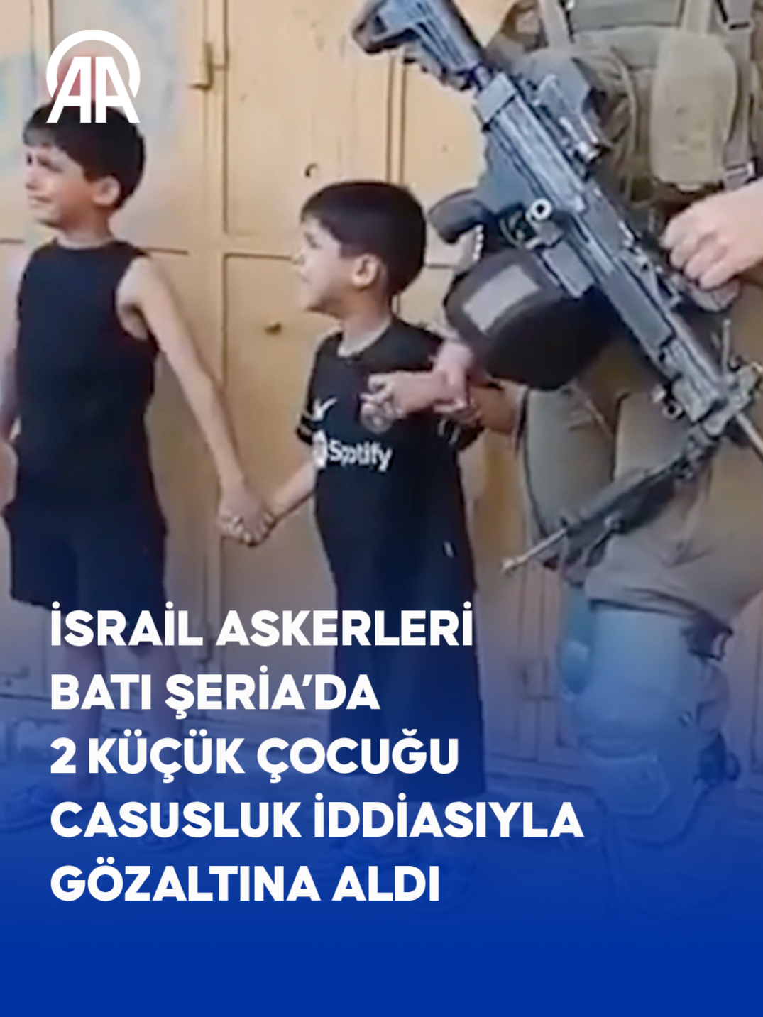 İsrail askerleri, işgal altındaki Batı Şeria’nın güneyindeki El Halil kentinde 2 küçük Filistinli çocuğu “casusluk” iddiasıyla gözaltına aldı •⁠  ⁠Çocuklar, Eski Şehir bölgesinde alıkonuldu, babalarının nerede olduğu konusunda sorgulandı •⁠  ⁠Bir süre gözaltında tutulan çocuklar daha sonra serbest bırakıldı, ailelerinin evine baskın yapıldı #anadoluajansi #anadolu