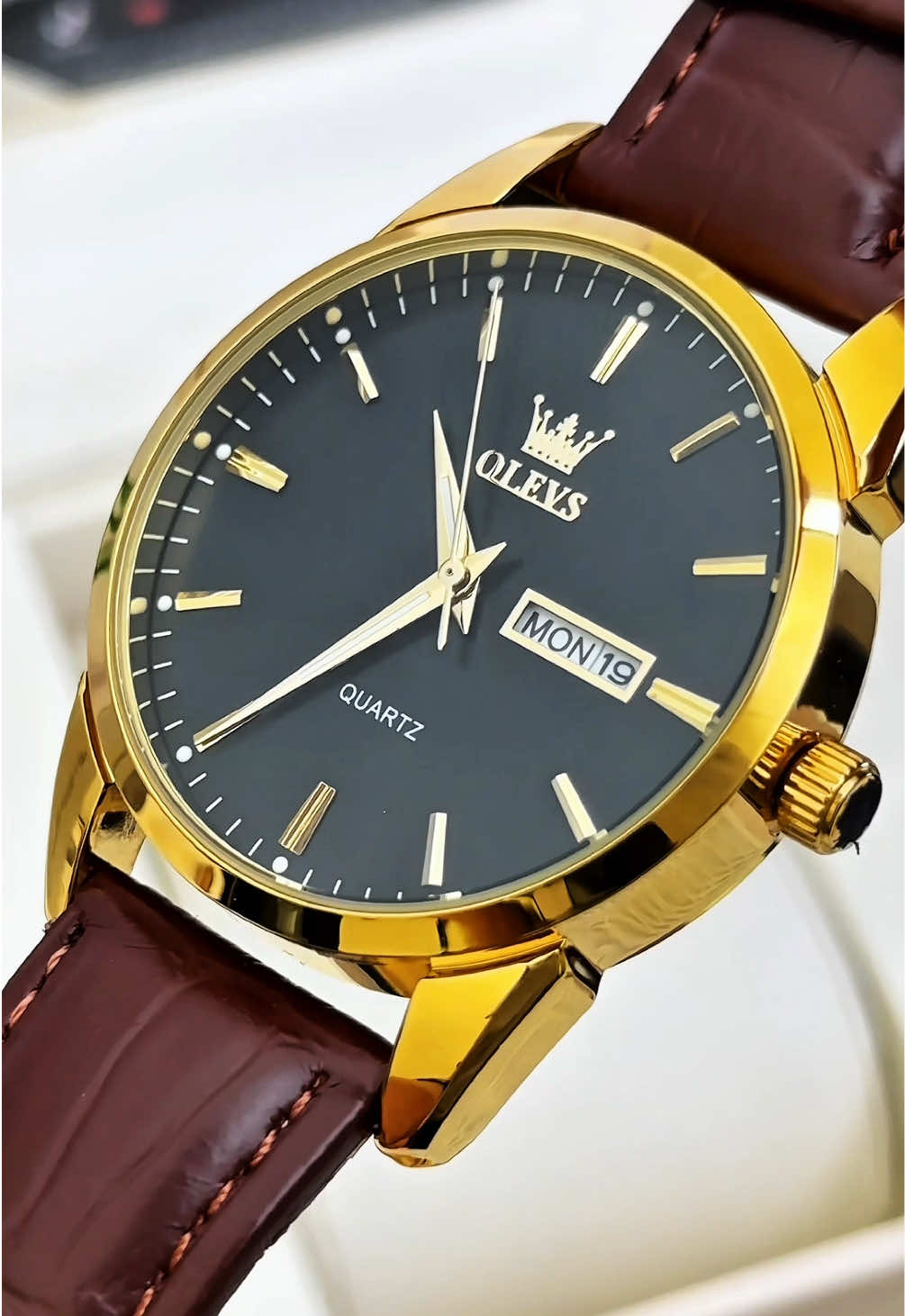 Jam pria kasual yang memiliki dial klasik dengan kaca hardlex dan dibekali mesin kuarsa japang. Jam tangan original dan bergaransi. #olevs #olevswatch #jamtangan #jamtanganpria #jamtanganoriginal 