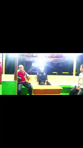 Bhabinkamtibmas Polsek Ciledug bersama Panit Patroli Aiptu Nurasan melaksanakan sambang kamtibmas di Perumahan Karang Tengah Permai Kel. Karang Timur, dan bertemu dengan petugas keamanan lingkungan. Dalam kesempatan tersebut, Bhabinkamtibmas mengimbau agar petugas tetap waspada saat bertugas, aktif melakukan patroli di sekitar pemukiman warga, serta menjaga situasi agar lingkungan tetap aman dan kondusif, terhindar dari berbagai potensi gangguan kamtibmas. Selasa, 30/9/2025