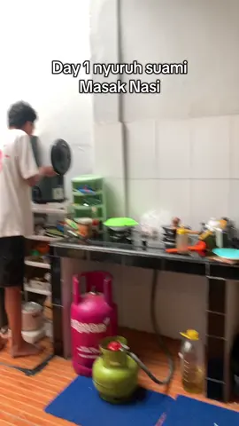 tinggal dikasih ikan idup 😭