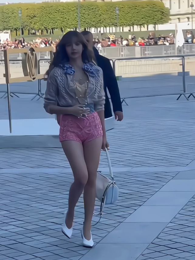 สิ่งศักดิ์สิทธิ์ๆๆๆ🥹❤️‍🔥 #lisablackpink #blackpink #LISAxLVSS26V #lisa #fyp 